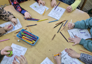 Żabki kolorują laurki dla dziadków