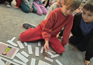 Adrian dopasowuje napis do obrazka