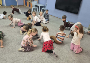 Zabawa ruchowa w maluchach