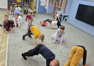 Zabawa ruchowa, w której dzieci chodziły jak zwierzęta