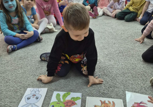 Chłopiec ćwiczy rozpoznawanie słuchowe