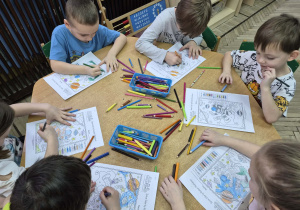 Starszaki rozwiązują karty pracy