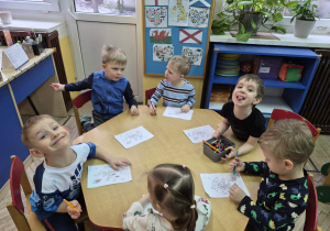 Maluchy kolorują obrazki związane z kosmosem