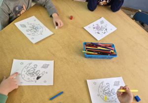 Żabki podczas kolorowania obrazków