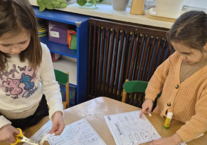 Dziewczynki z grupy IV C wykonują kartę pracy