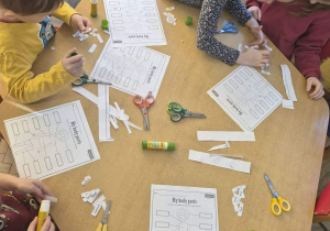 Biedronki podczas wycinania