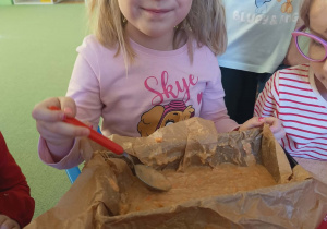 Z wielką radością dzieci mieszały wszystkie składniki