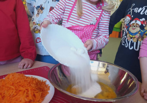 Kolejne składniki trafiały do miski