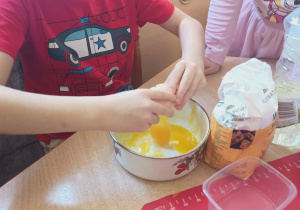 Samodzielnie rozbijały jajka