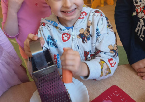 Dzieci z zaangażowaniem przygotowywały składniki do ciasta- samodzielnie tarły marchewkę na tarce