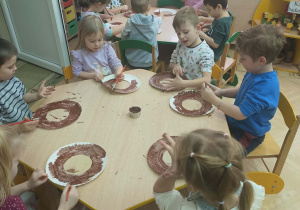 Dzieci malowały swoje pączki farbami