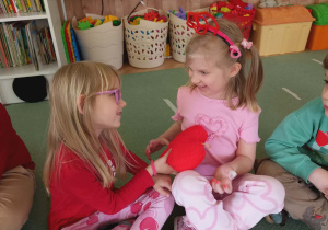 Dzieci cieszyły się Walentynkami, dzieląc się uśmiechem i miłym słowem