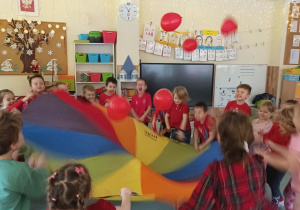 Walentynkowe zabawy z chustą