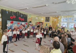 Dzieci występują przed swoimi babciami i dziadkami