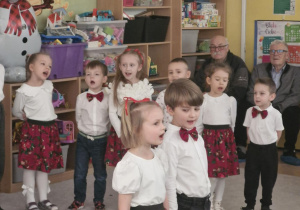 Dzieci występują przed swoimi babciami i dziadkami