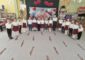 Dzieci występują przed swoimi babciami i dziadkami