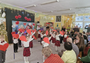 Dzieci występują przed swoimi babciami i dziadkami