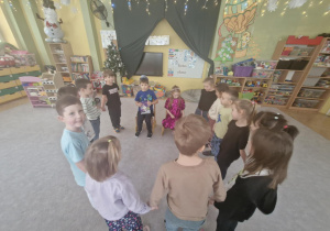 Dzieci śpiewają sto lat