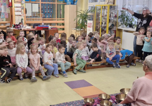 Dzieci oglądają występ