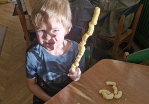 Dziecko prezentuje swoją budowlę