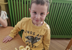 Dziecko prezentuje swoją budowlę