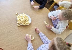 Dziecko prezentuje swoją budowlę