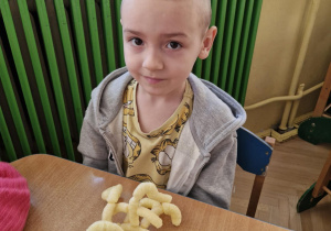 Dziecko prezentuje swoją budowlę