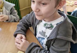 Dziecko prezentuje swoją budowlę