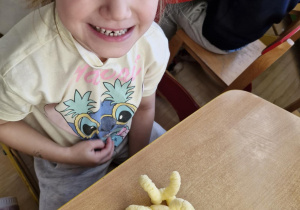 Dziecko prezentuje swoją budowlę