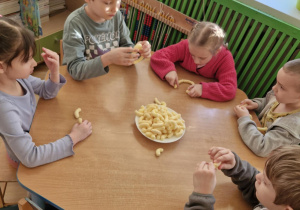 Dzieci sklejają chrupki