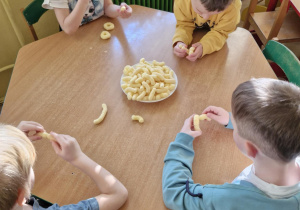 Dzieci sklejają chrupki