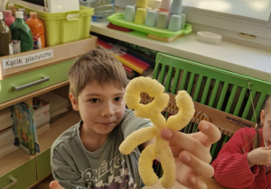 Dziecko prezentuje swoją budowlę