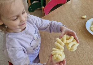 Dziecko prezentuje swoją budowlę