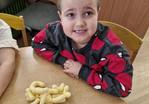 Dziecko prezentuje swoją budowlę