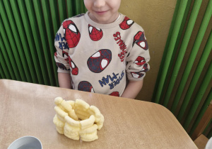 Dziecko prezentuje swoją budowlę