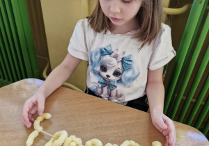 Dziecko prezentuje swoją budowlę