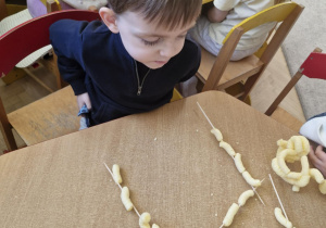 Dziecko prezentuje swoją budowlę