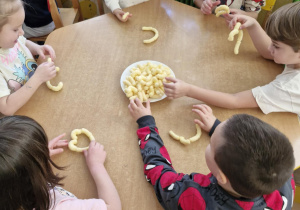 Dzieci sklejają chrupki