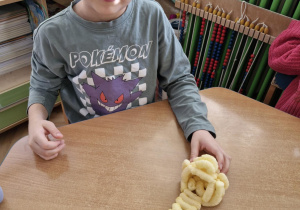 Dziecko prezentuje swoją budowlę