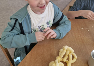 Dziecko prezentuje swoją budowlę