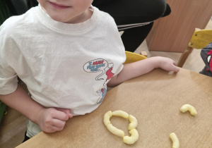 Dziecko prezentuje swoją budowlę