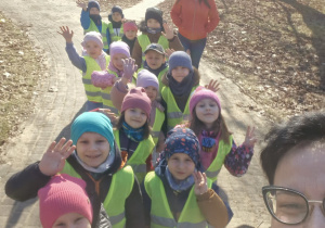 Dzieci idą do biblioteki