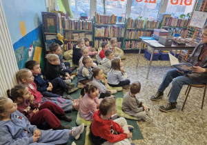 Dzieci słuchają bajki