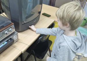 Filip włącza telewizor