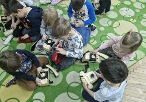 Dzieci poznają stare telefony