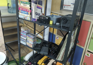 Regał z rzeczami z lat 80 i 90 tych