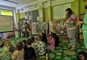 Dzieci oglądają bajkę z kliszy