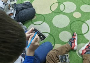Dzieci przewijają kasetę magnetofonową
