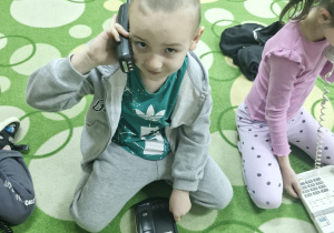 Dzieci poznają stare telefony