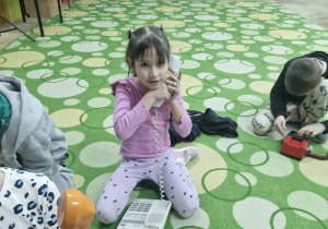 Dzieci poznają stare telefony